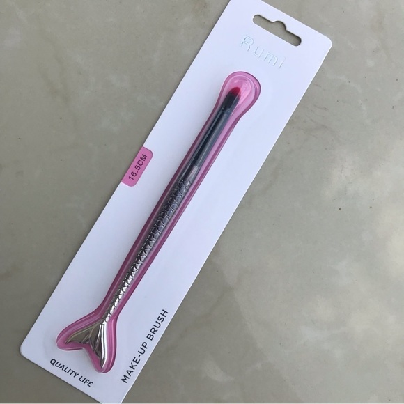 Eyeshadow Brush with a Mermaid-Tail Handle Design Eye Makeup Brush - Picture 1 of 12